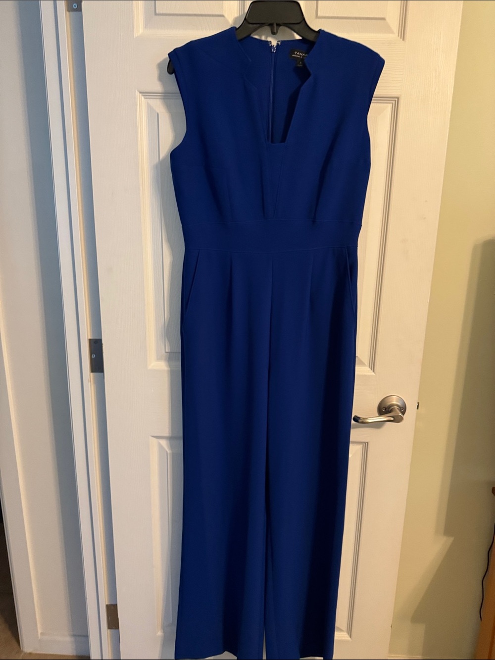 Tahari vivid royal blue jumpsuit V-neck notch. Nicely weighted fabric. 
SIZE 6